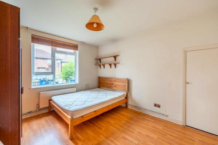 3 Bedroom Flat To Rent In Canada Crescent, Acton, London, W3