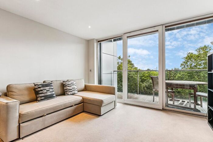 Flat To Rent In Queenstown Road, London, SW11