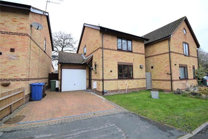 3 Bedroom Detached House To Rent In Newton Road, Farnborough, Hampshire, GU14
