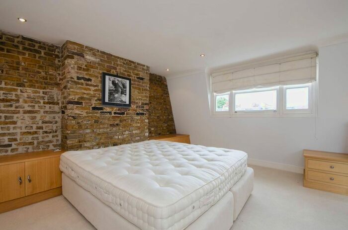 3 Bedroom Flat To Rent In Eardley Crescent, Earls Court, London, SW5