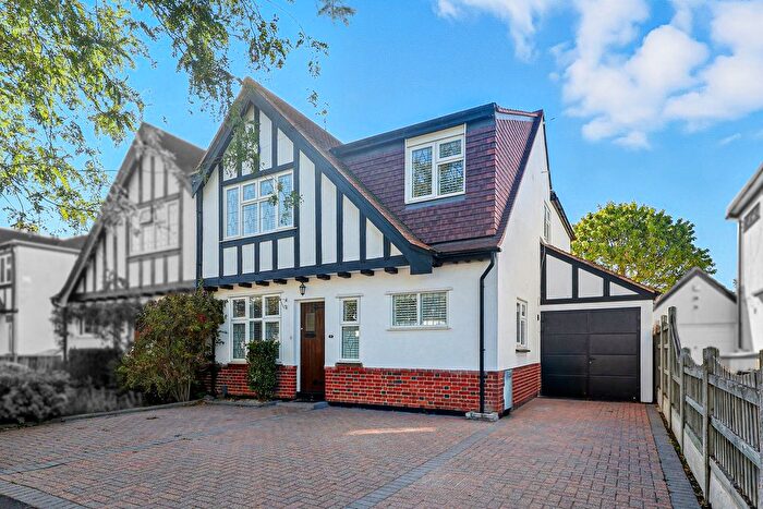 4 Bedroom Semi-Detached House For Sale In Leasway, Upminster, RM14