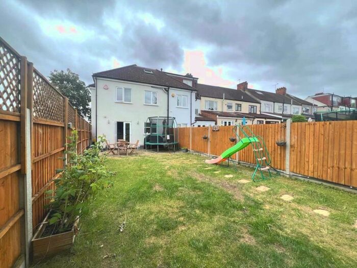 3 Bedroom End Of Terrace House To Rent In Willow Close, Buckhurst Hill, IG9