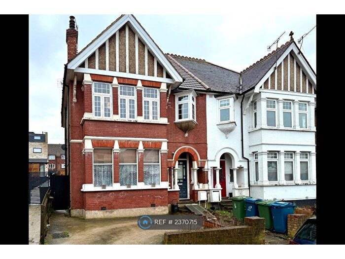 3 Bedroom Flat To Rent In Cunningham Park, Harrow, HA1