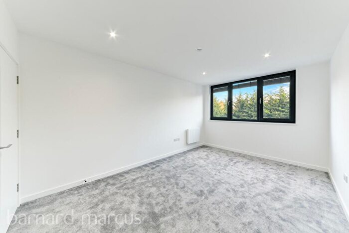 2 Bedroom Apartment To Rent In High Road, Whetstone, N20