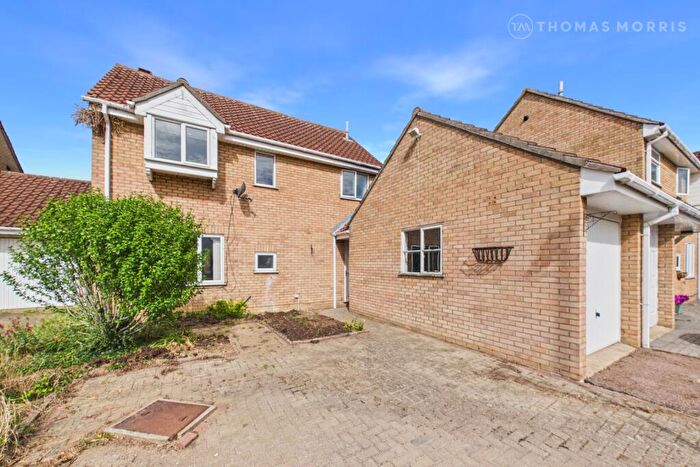 3 Bedroom Detached House For Sale In Deben Avenue, St. Ives, Cambridgeshire, PE27