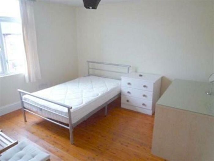 7 Bedroom Flat To Rent In Bute Avenue, Nottingham, NG7