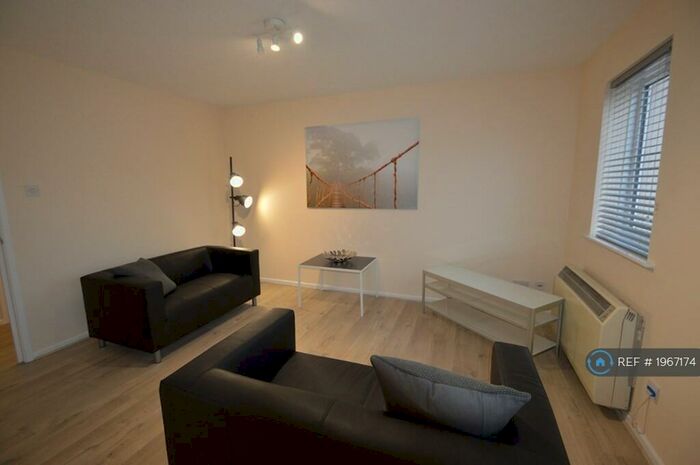 2 Bedroom Flat To Rent In Stretford Road, Manchester, M15