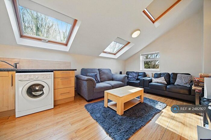 2 Bedroom Flat To Rent In Commercial Road, Leeds, LS5