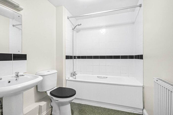 2 Bedroom Apartment For Sale In St Francis Close, Crowthorne, RG45