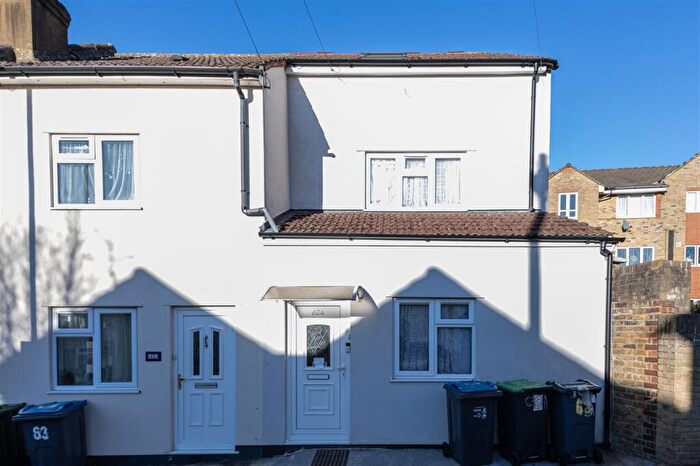 2 Bedroom End Of Terrace House For Sale In Napier Road, South Croydon, CR2