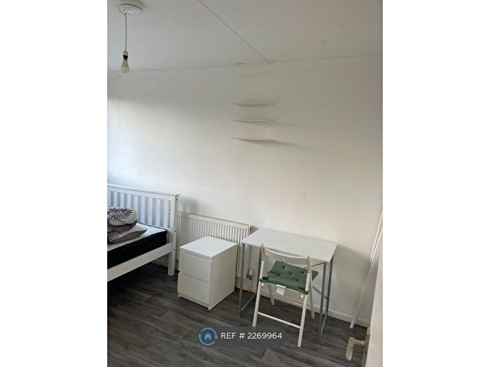 3 Bedroom Flat To Rent In Candy Street, London, E3