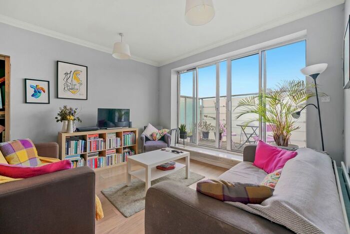 3 Bedroom Flat To Rent In Kennington Lane, London, SE11