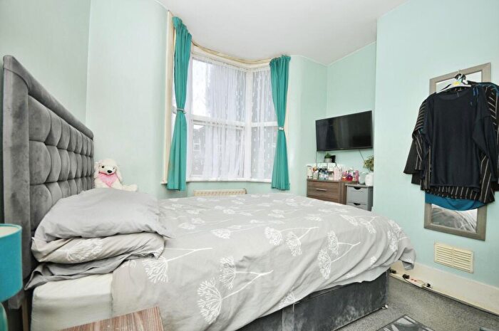 2 Bedroom Flat For Sale In Honley Road, London, SE6
