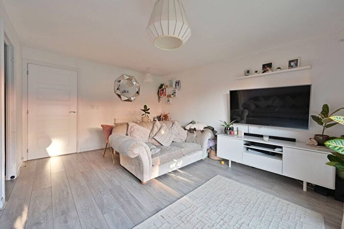 3 Bedroom Semi-Detached House For Sale In Woodwhite Way, Hemel Hempstead, HP2