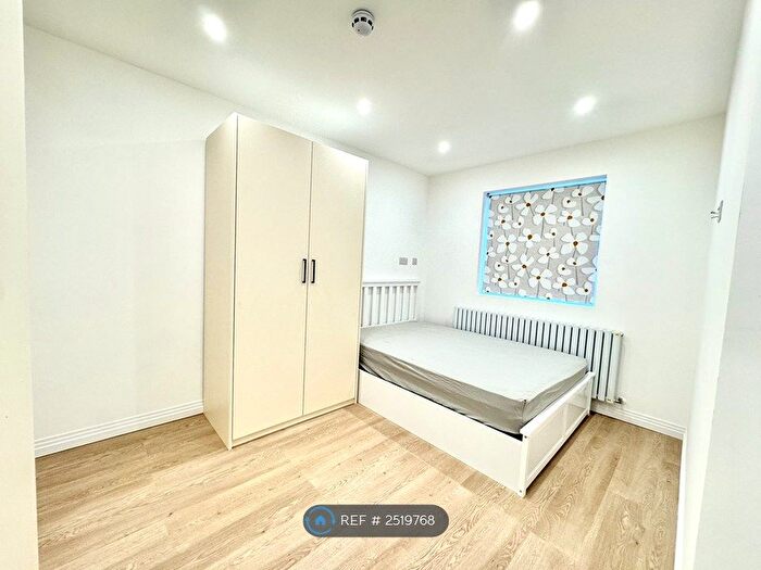 Studio To Rent In Beaulieu Drive, Pinner, HA5