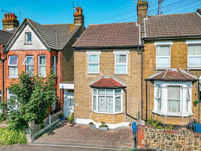 3 Bedroom End Of Terrace House For Sale In Shakespeare Drive, Westcliff-On-Sea, SS0