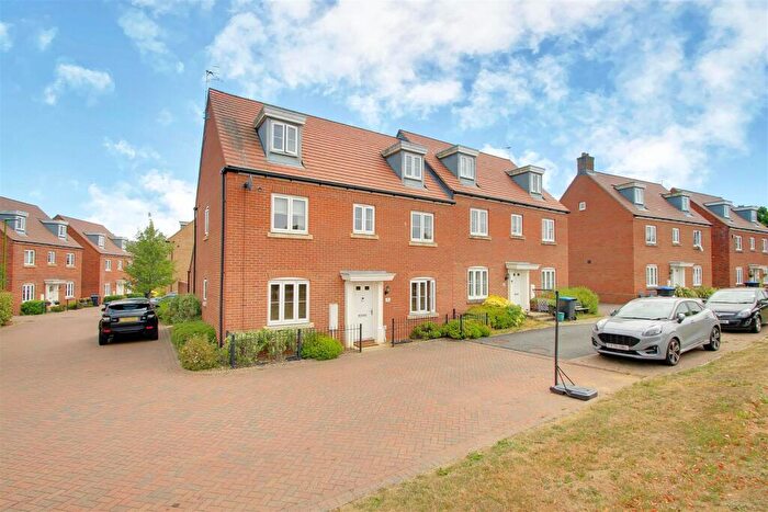 6 Bedroom Semi-Detached House To Rent In Dunnock Close, Aspen Park, HP3