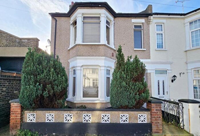 5 Bedroom House Of Multiple Occupation For Sale In Burnaby Road, Southend-on-Sea, Essex, SS1