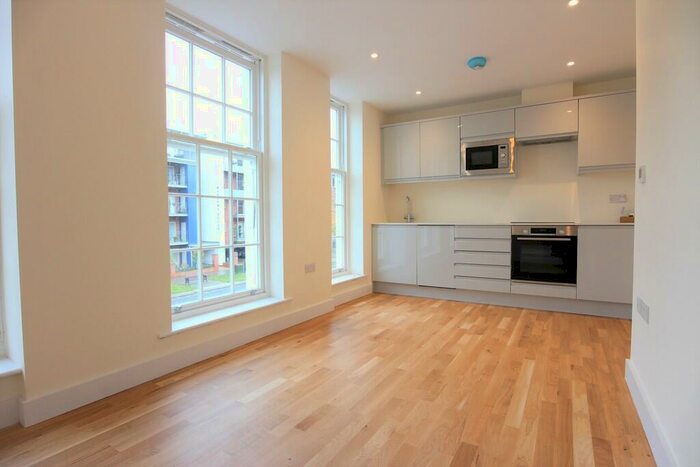 1 Bedroom Flat To Rent In New Zealand Avenue, KT12