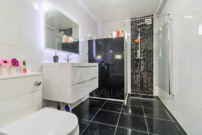 5 Bedroom Detached House For Sale In Bramble End, Northampton, Northamptonshire, NN4