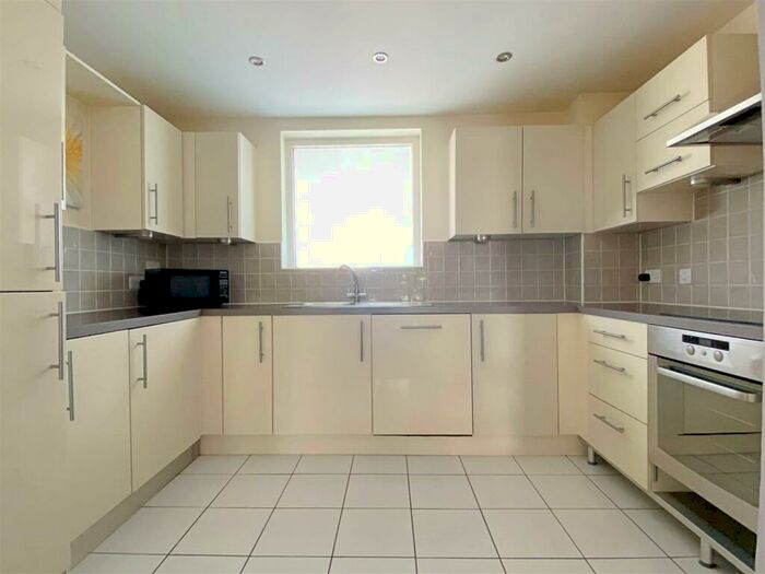 3 Bedroom Flat To Rent In Fenchurch Walk - Modern, BN1
