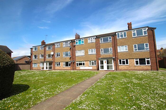 2 Bedroom Flat To Rent In St. Marys Close, Littlehampton, BN17