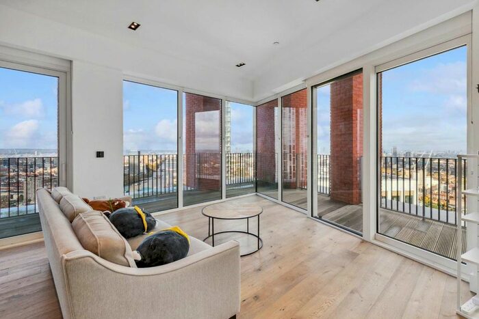 3 Bedroom Flat To Rent In Exchange Gardens, London, SW8