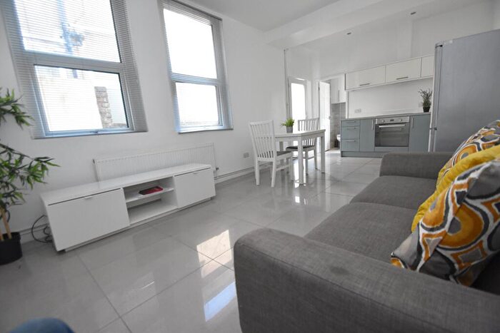 2 Bedroom Flat To Rent In North Road, Heath, Cardiff, CF14