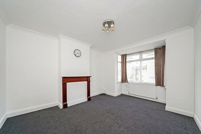 3 Bedroom Detached House To Rent In Woodland Road, North Chingford, E4