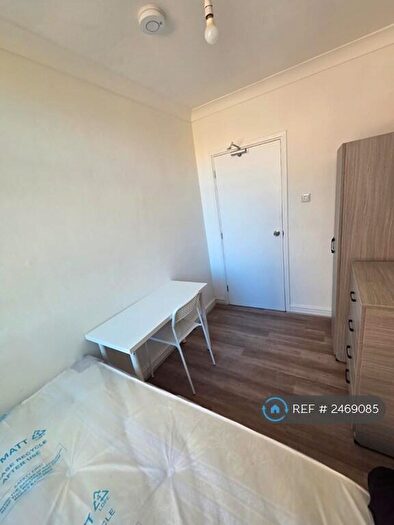 6 Bedroom Semi-Detached House To Rent In Spring Walk, London, E1