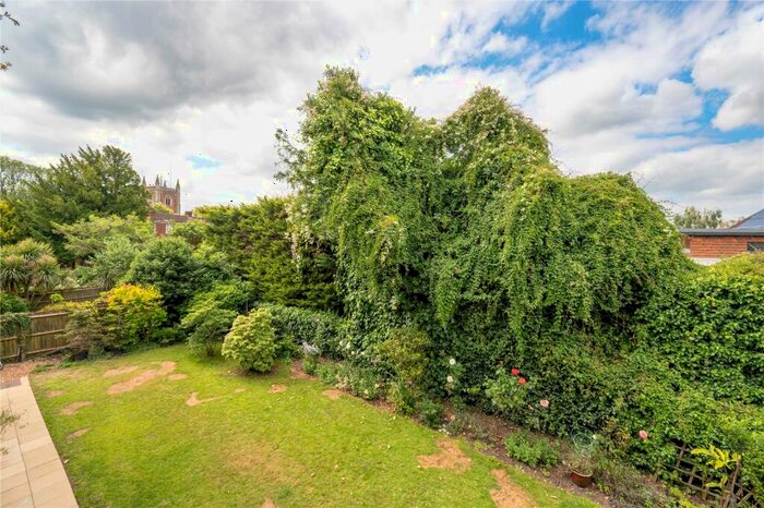 2 Bedroom Flat For Sale In Grange Street, St. Albans, Hertfordshire, AL3