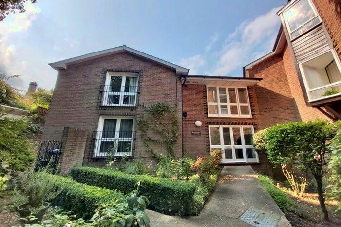 1 Bedroom Flat To Rent In Broomans Court, Lewes, BN7