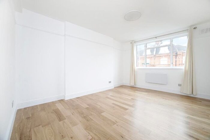 2 Bedroom Flat To Rent In Hamlet Court, Hamlet Gardens, W6