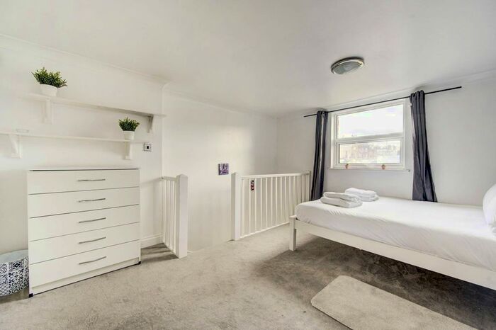 1 Bedroom Flat To Rent In Hogarth Road, Earls Court, London, SW5