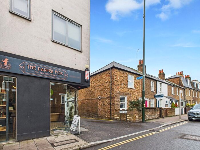 1 Bedroom Flat To Rent In Jubilee Close, Hampton Wick, KT1