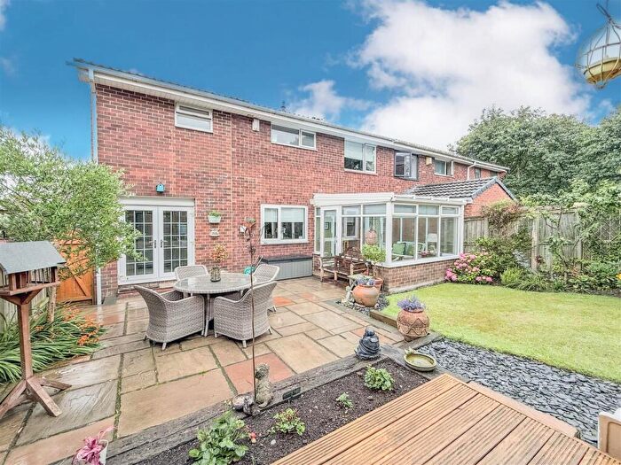 4 Bedroom Semi Detached House For Sale In Frome Gardens, Low Fell, NE9