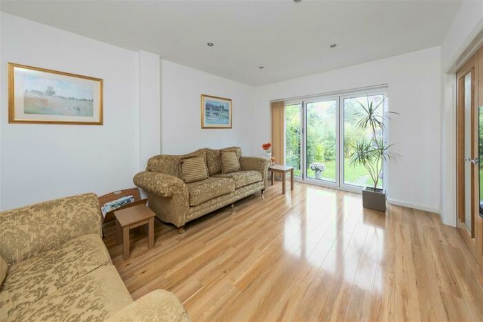 5 Bedroom Detached House For Sale In Carroll Avenue, Merrow, GU1