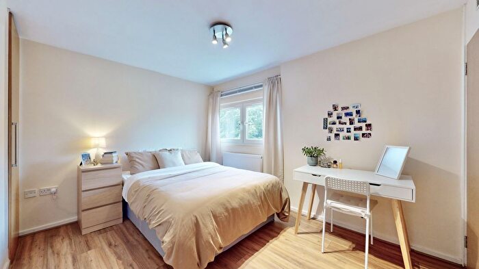 3 Bedroom Flat To Rent In Bloomsbury Close, Ealing, W5