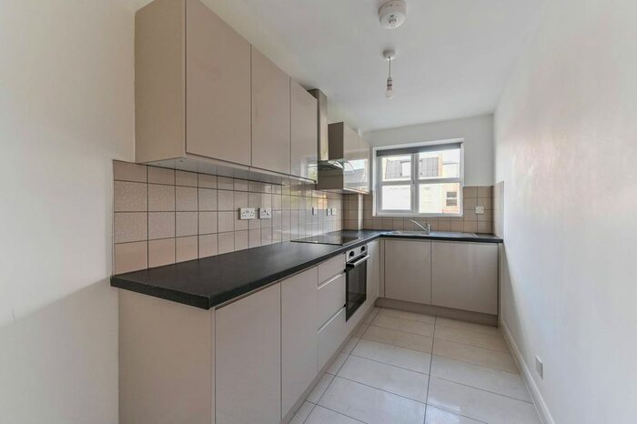 2 Bedroom Flat To Rent In Somerville Road, Penge, London, SE20