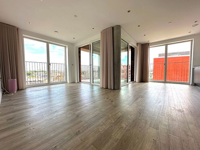 2 Bedroom Flat To Rent In Rookwood Way, Hackney, E3