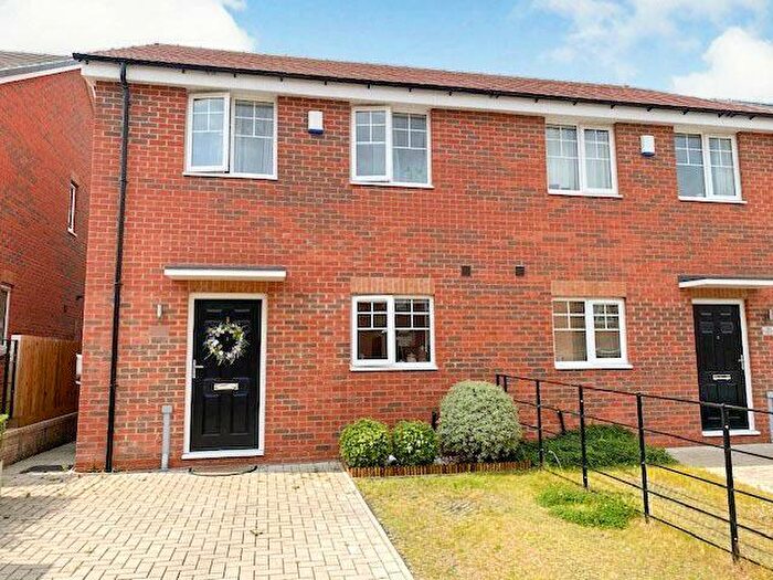 3 Bedroom Semi-Detached House To Rent In Hall Close, Sherwood Nottingham, NG5