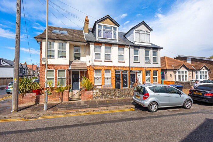 1 Bedroom Apartment For Sale In Westborough Road, Westcliff-on-sea, SS0