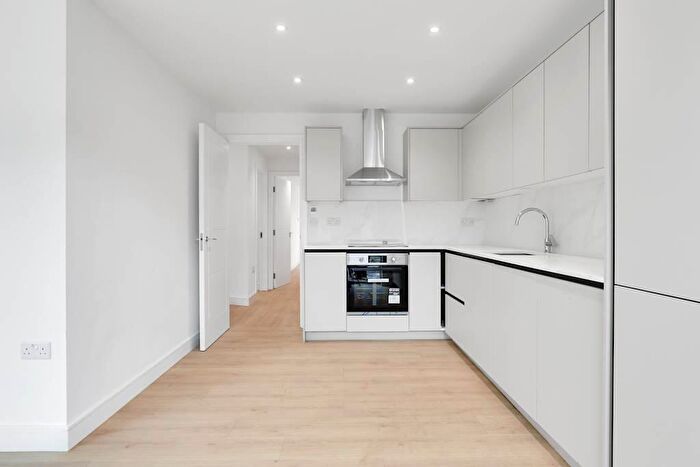 3 Bedroom Flat To Rent In Leather Close, Mitcham, Merton, CR4