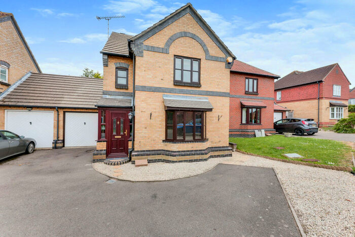3 Bedroom Link Detached House To Rent In Langham Drive, Rayleigh, SS6