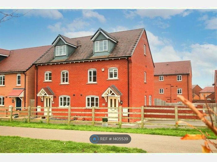 3 Bedroom Semi-Detached House To Rent In Skinner Road, Aylesbury, HP19