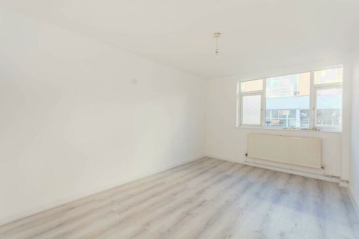2 Bedroom Flat To Rent In Cricklewood Lane, Cricklewood, London, NW2