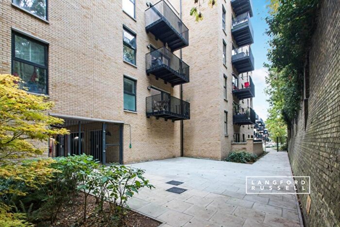 3 Bedroom Flat To Rent In Brumwell Avenue London, SE18