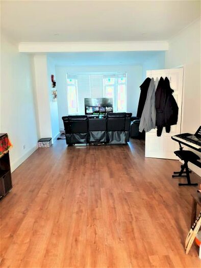 3 Bedroom Semi-Detached House To Rent In South Park, IG1