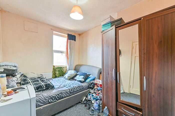 2 Bedroom Flat For Sale In Wyndham Estate, Camberwell, London, SE5