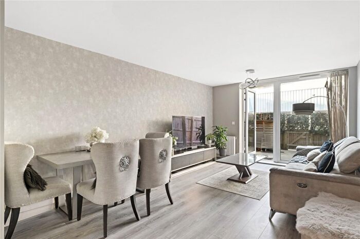 2 Bedroom Maisonette For Sale In Hickman Avenue, Highams Park, London, E4